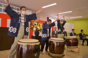 オープニングを華やかに飾ってくれたところざわ学園利用者の皆さんと龍鼓さん